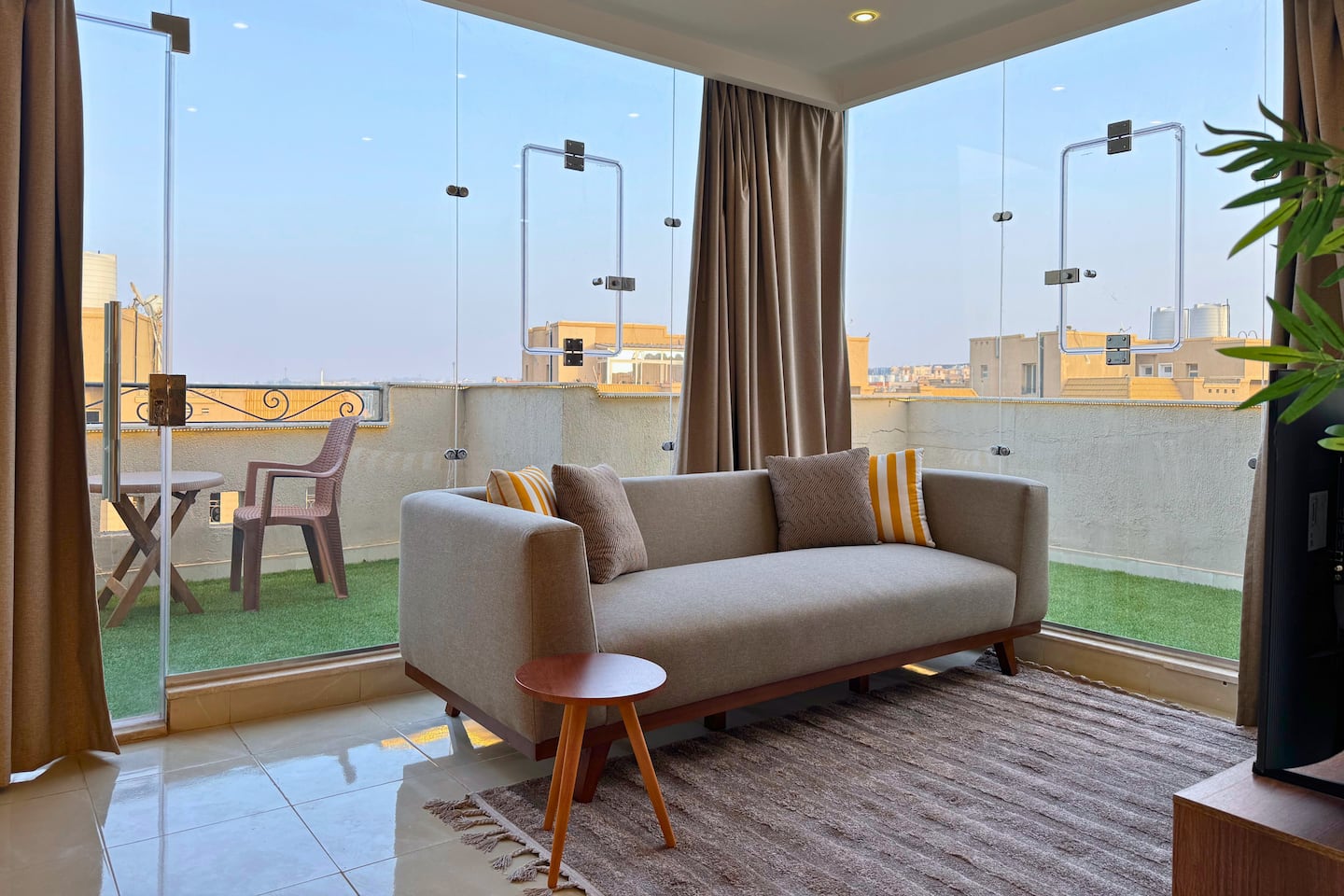 Sunlit 1BR rooftop retreat in front of Al Rehab